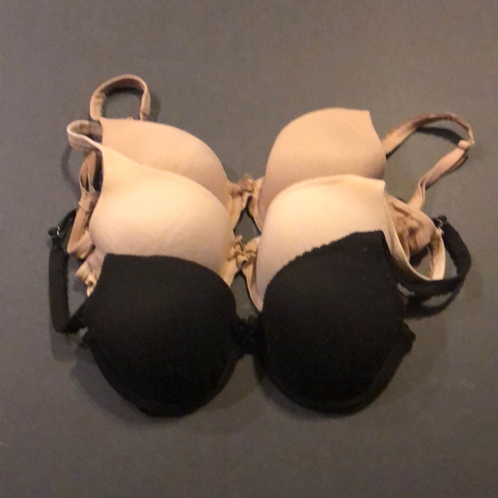 3 Victoria’s Secret bras size 32C